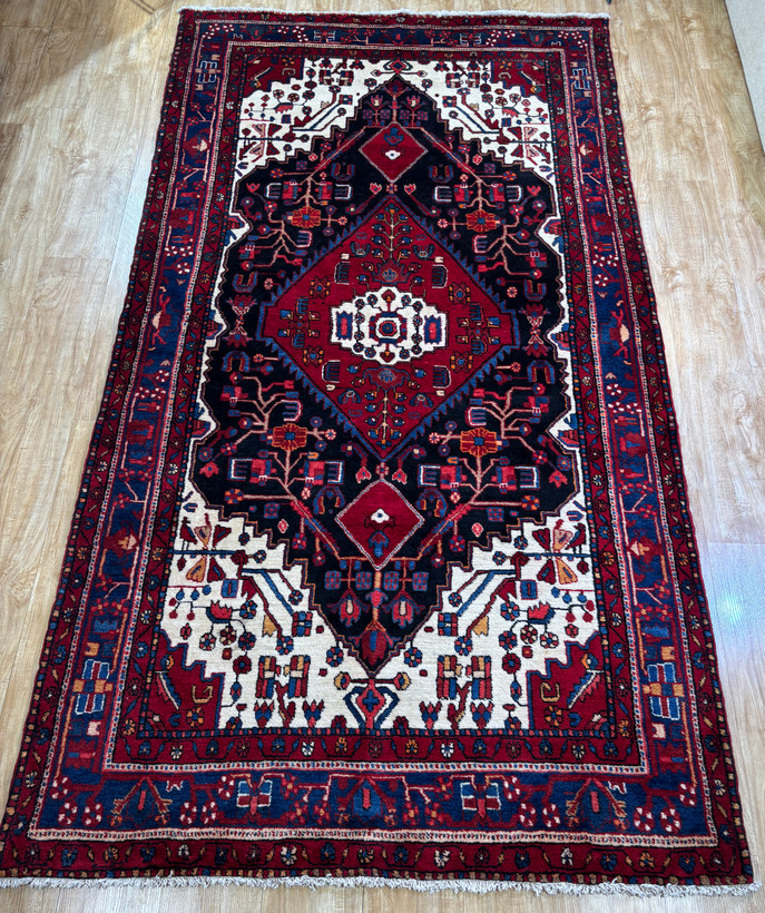فرش دستبافت نهاوند رنگ آمیزی بی نظیر